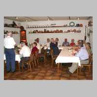 59-05-1058 Kirchspieltreffen Gross Schirrau 2002 in Neetze - Blick auf die Teilnehmergruppe im Saal in Neetze.jpg